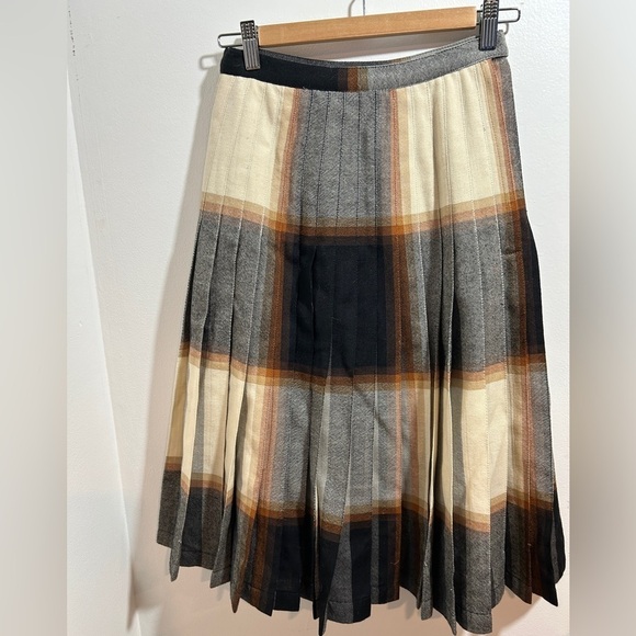 Highland Queen Dresses & Skirts - Vintage Highland Queen reversible Plaid wool Skirt